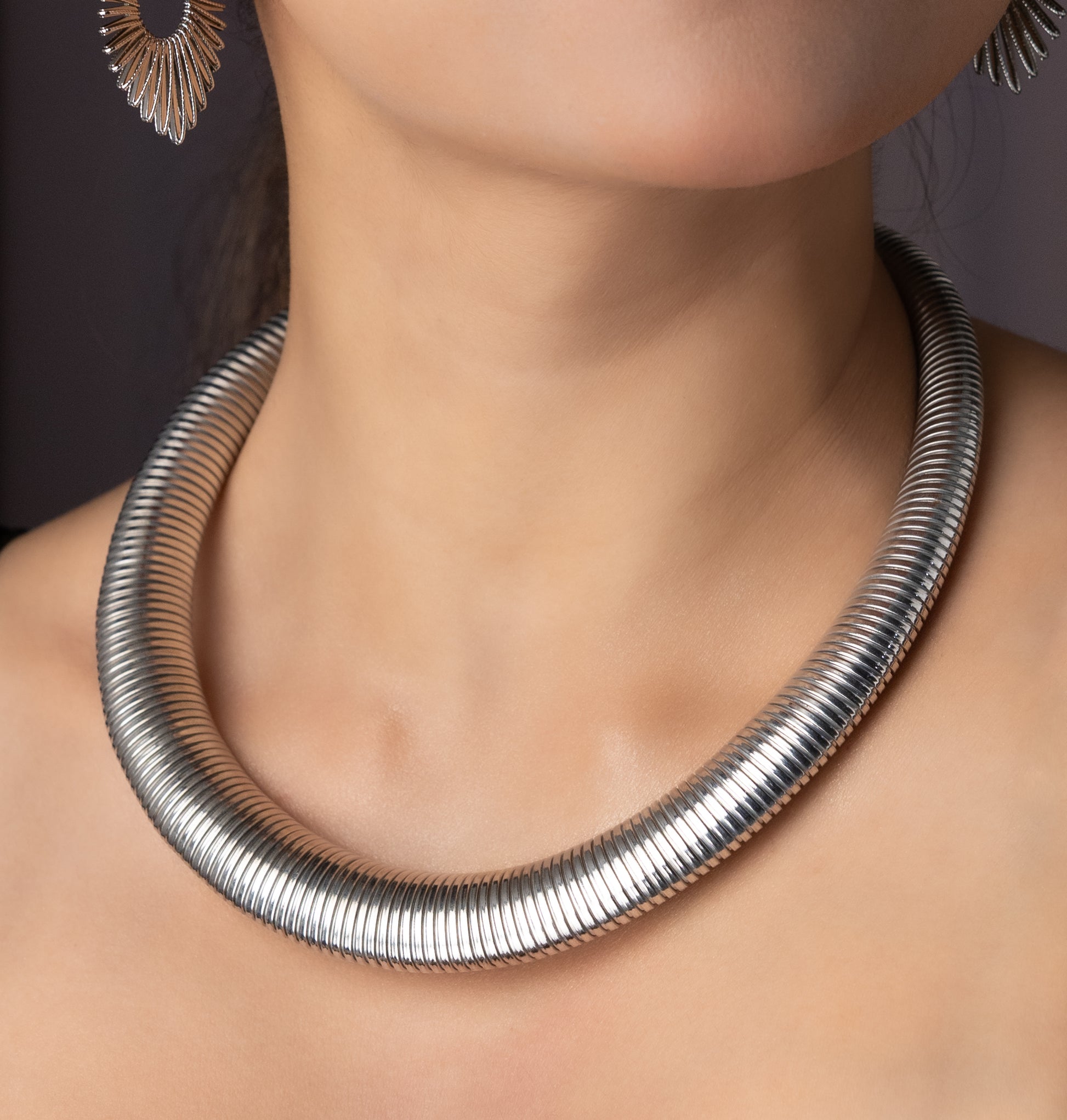 Ribbed Flat Thick Neckpiece in Silver