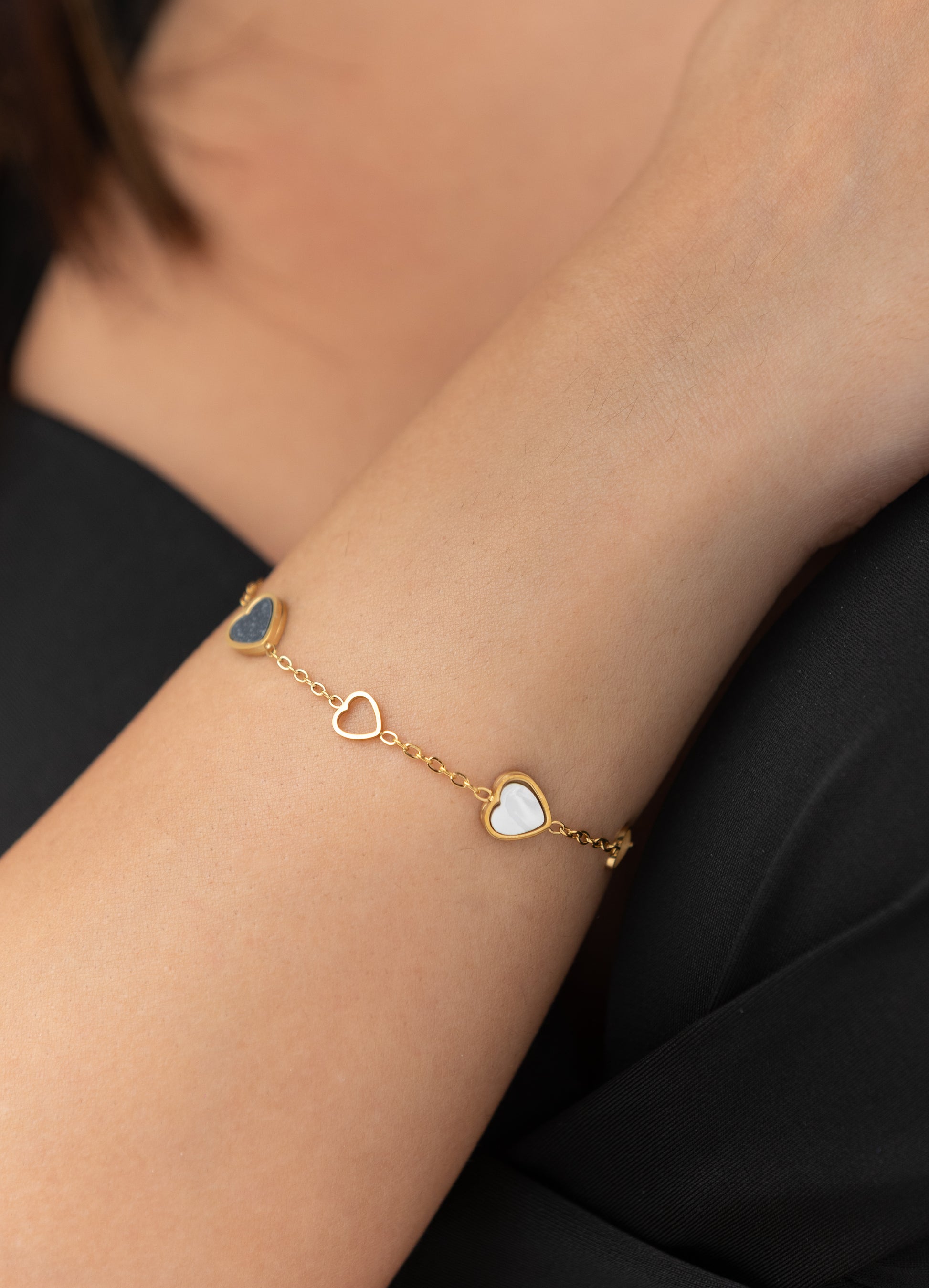 White and Black Hearts Chain Bracelet (18K Gold Plated)