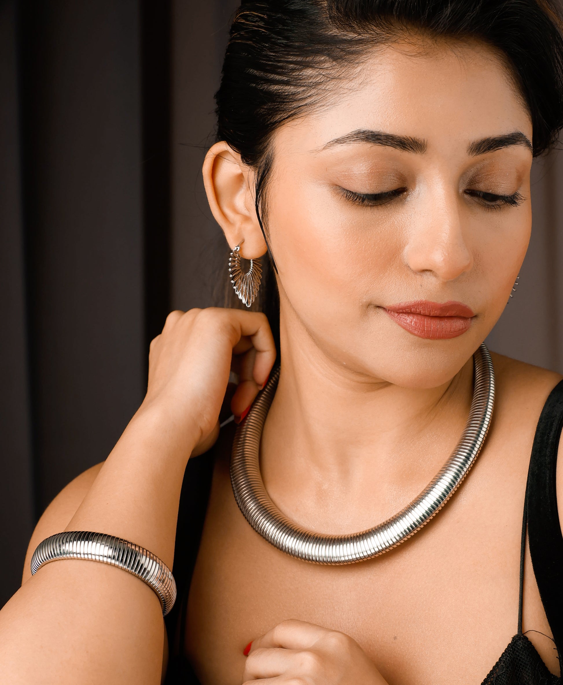 Ribbed Flat Thick Neckpiece in Silver