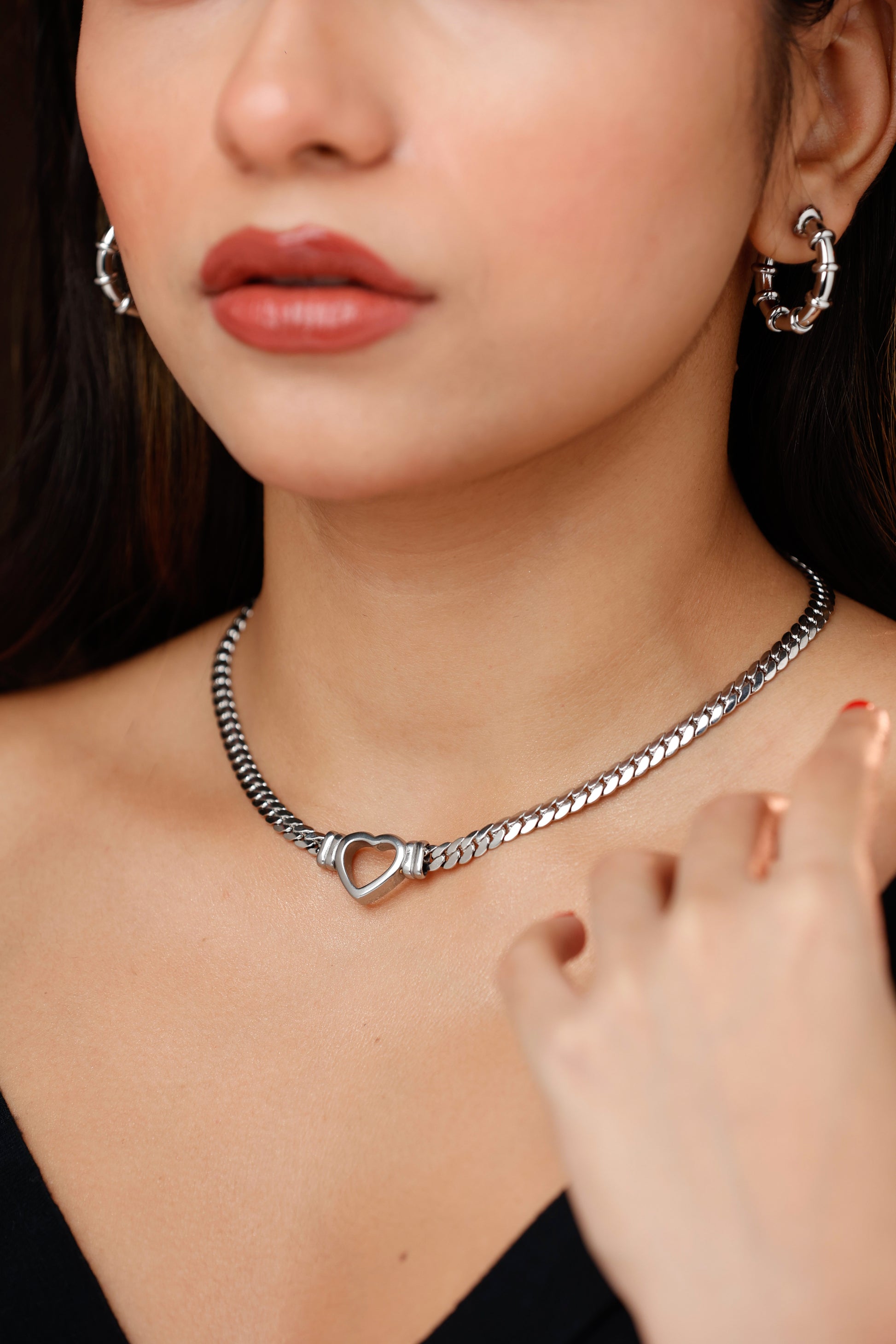 Hollow Heart Neckpiece in Silver (18K Gold Plated)