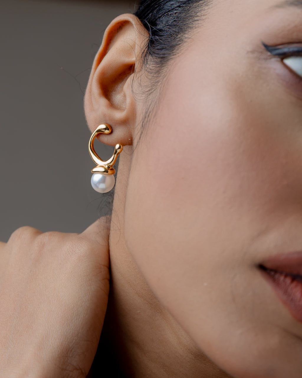 Pearl Curve Gold Stud Earrings