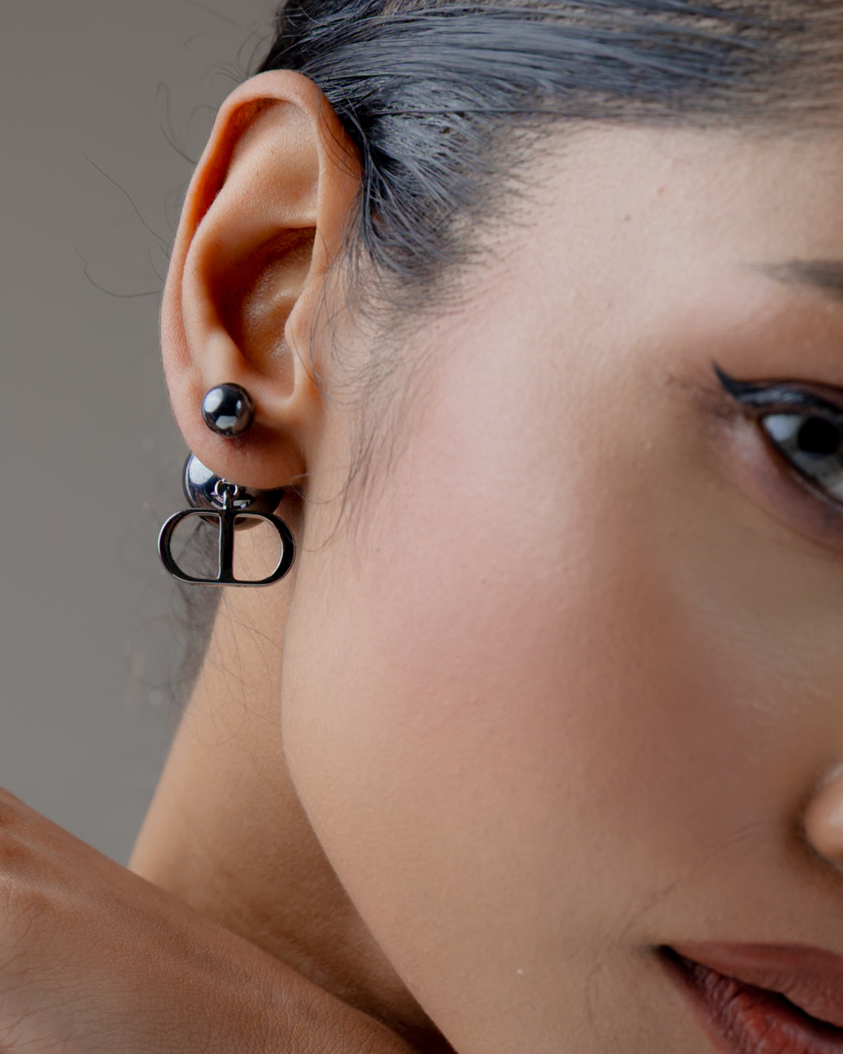 Luna Luxe Pearl Drop Earrings in Black