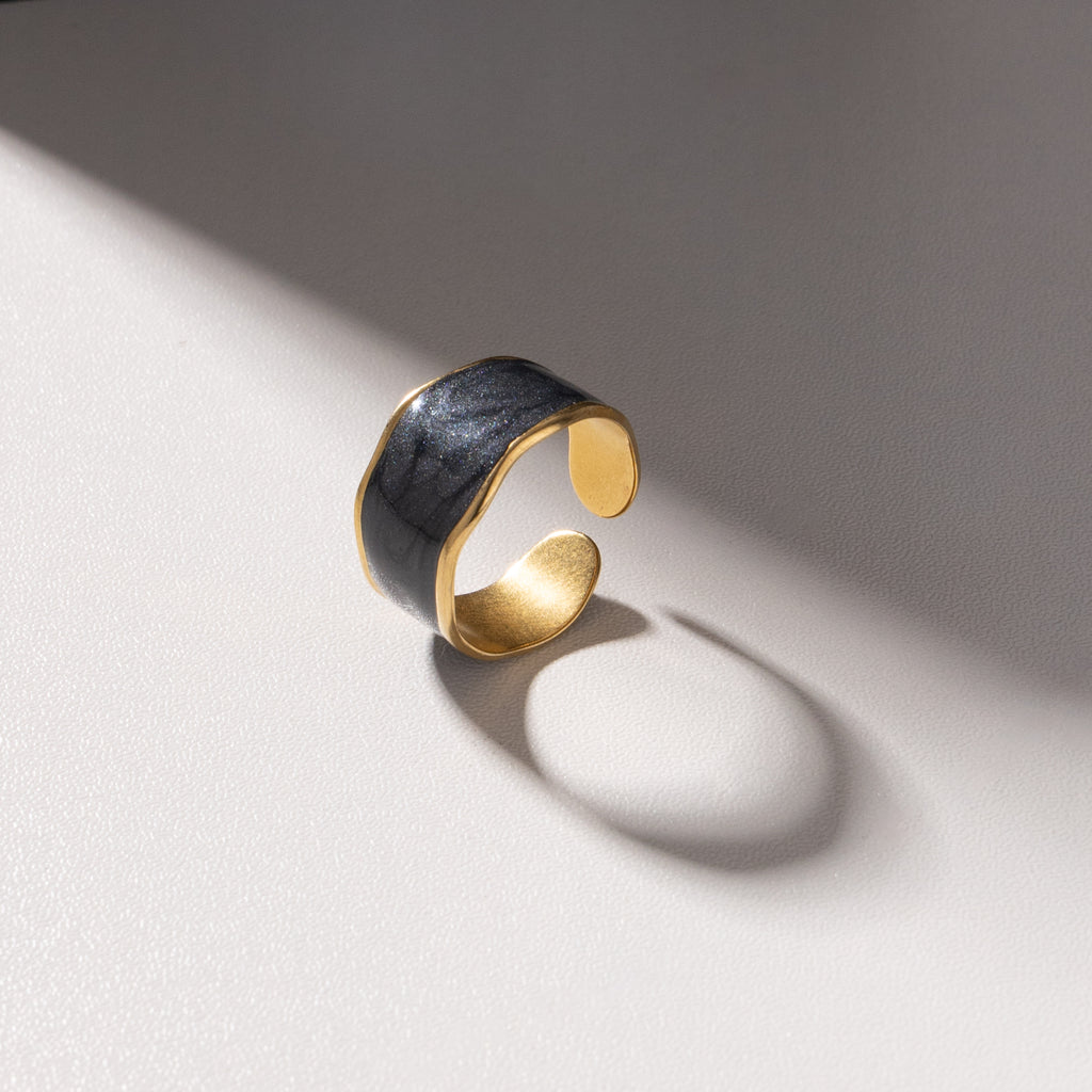 Noir Wave Adjustable Ring – Gold & Black