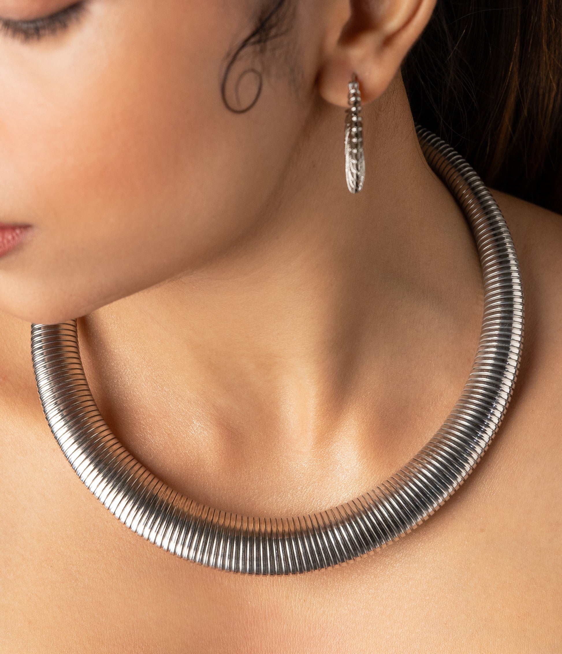Ribbed Flat Thick Neckpiece in Silver